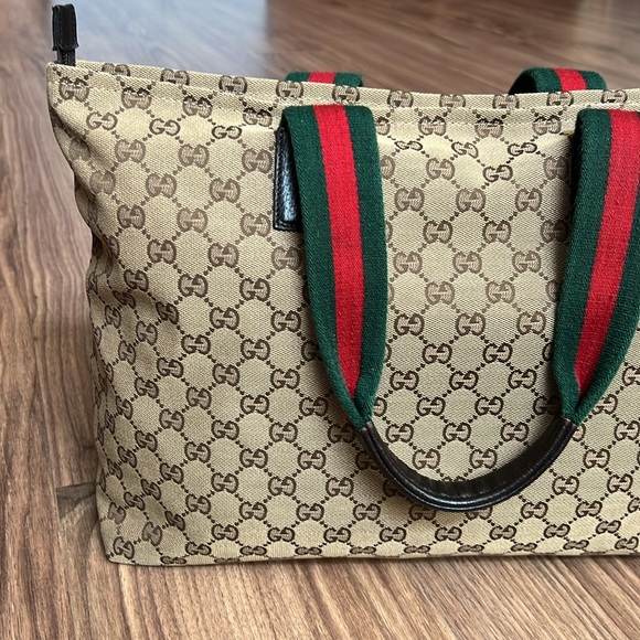 A291- 💯 % authentic Gucci shoulder bag - Picture 8 of 16
